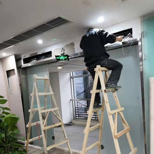 成都維修感應門服務電話,成都維修自動感應門大概要多少錢