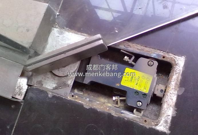 成都地彈簧玻璃門(mén)維修更換服務(wù)電話